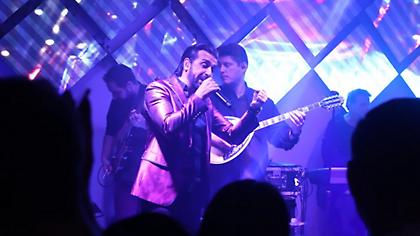 Θάνος Πετρέλης: Γίνεται χαμός με τις live εμφανίσεις του