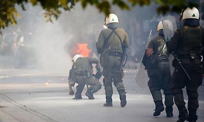 Βίντεο από τις σφοδρές συγκρούσεις της αστυνομίας με οπαδούς του Ολυμπιακού στην Ομόνοια