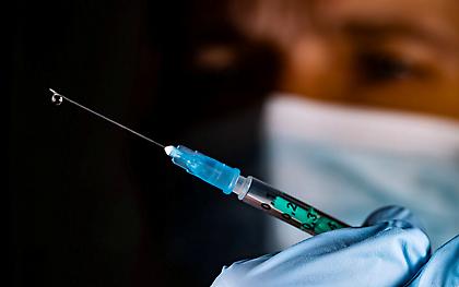 Νέα έρευνα: Πόσο μειώθηκε η αποτελεσματικότητα των εμβολίων