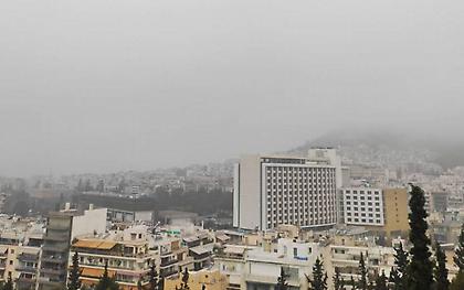 H Αθήνα «ξύπνησε» κάτω από πέπλο ομίχλης