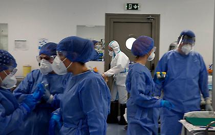 Συνεχίζεται η επέλαση του κορωνοϊού - Πάνω από 300 εισαγωγές κάθε μέρα στα νοσοκομεία
