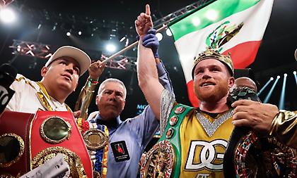 Θρίαμβος και ιστορικό ρεκόρ από Κανέλο Άλβαρες