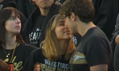 Τύπος «ντρίμπλαρε» φιλί κοπέλας και έγινε viral