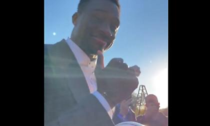 Ο Θανάσης Αντετοκούνμπο αγκαλιά με την υπογεγραμμένη μπάλα του Τζο Μπάιντεν!