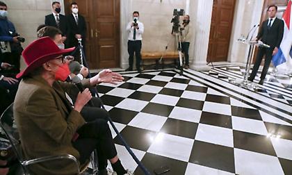 Κόντρα Μητσοτάκη με Ολλανδή δημοσιογράφο: «Δεν επιτρέπω να με προσβάλλετε σε αυτό το κτίριο»