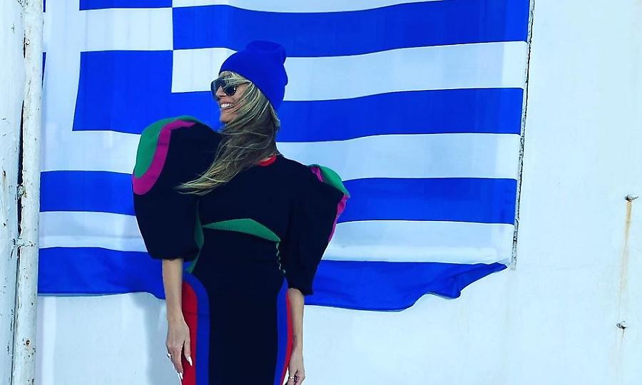 Χάιντι Κλουμ: Ποζάρει στη Μύκονο με την ελληνική σημαία