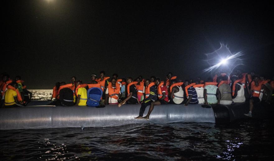 Ιταλία: Σχεδόν 400 μετανάστες διασώθηκαν σε λιμάνι