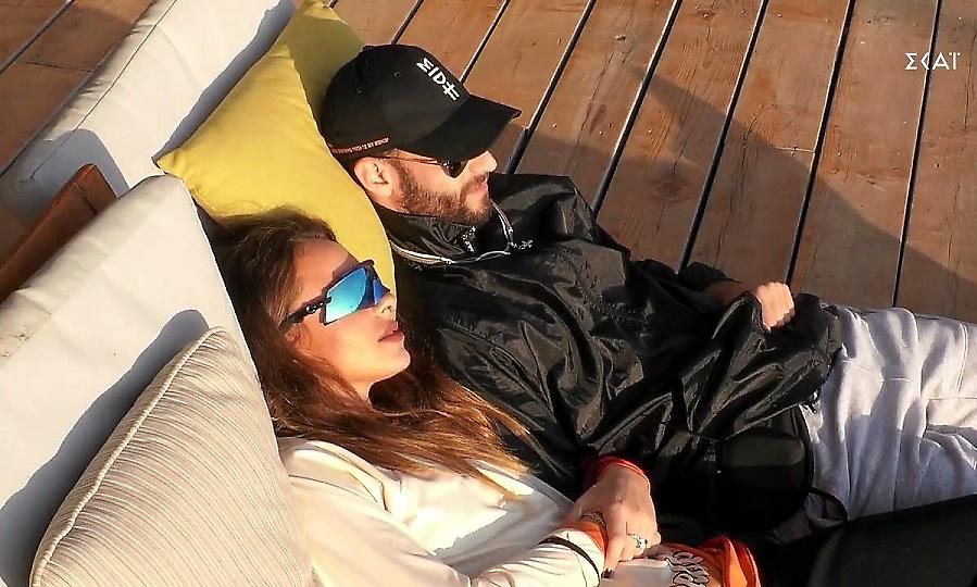 Ο Νίκος πλησιάζει την Ευδοκία και αυτή κολακεύεται
