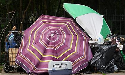 Αστυνομικός στη Νέα Υόρκη ξυλοφορτώνει και αφήνει αναίσθητο άστεγο