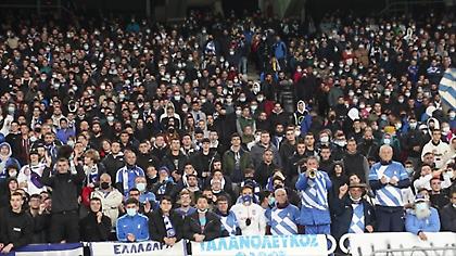 Οι Έλληνες και Ισπανοί φίλαθλοι στις κερκίδες