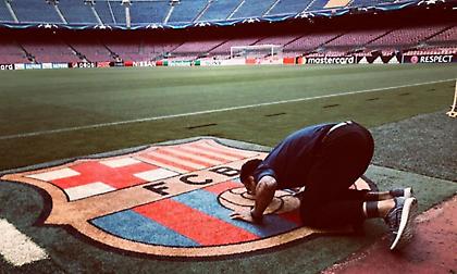 Ο Ντάνι Άλβες φιλάει το χορτάρι με το σήμα της Μπαρτσελόνα - «Η ψυχή μου έλεγε ότι θα γυρίσω»