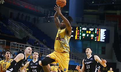 Προσποίηση και κάρφωμα του Γκρίφιν στο ΑΕΚ-Ρίγα