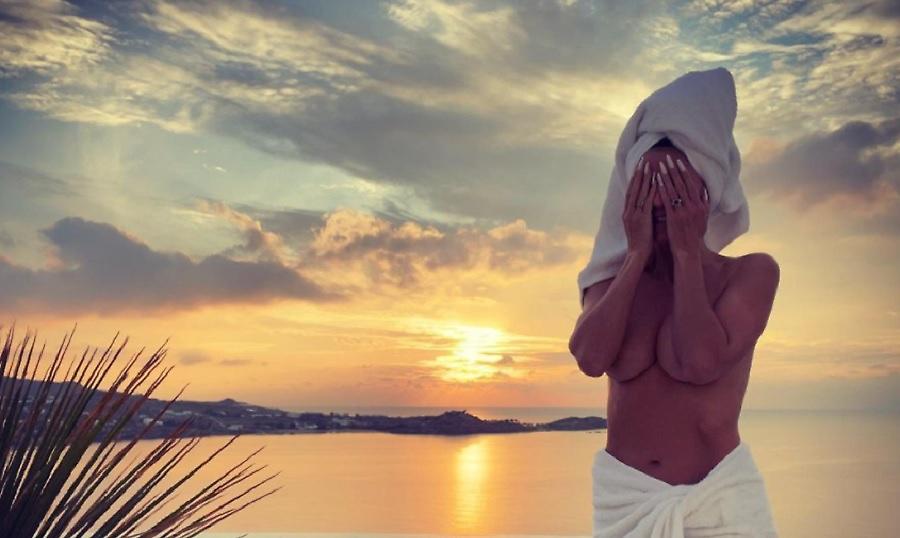 Χάιντι Κλουμ: Φωτογραφίζεται στη Μύκονο μόνο με μια... πετσέτα