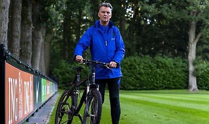 Φαν Χάαλ: Με καροτσάκι στο Ολλανδία-Νορβηγία λόγω τραυματισμού