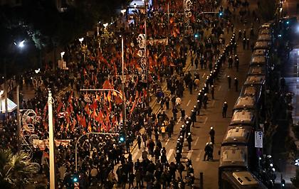 Αθήνα-Πολυτεχνείο: Ολοκληρώθηκε ειρηνικά η πορεία για την 48η επέτειo-Πάνω από 20.000 διαδηλωτές
