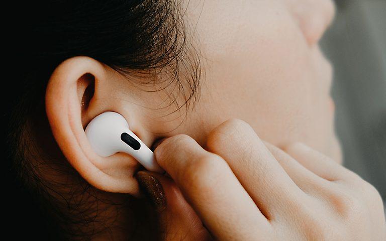 Τα AirPods δεν είναι πια cool! Γιατί οι νέοι επιστρέφουν στα ακουστικά με καλώδιο