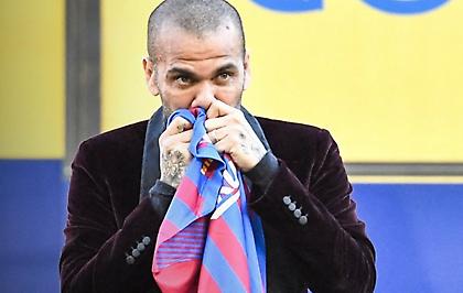 Ο Ντάνι Άλβες εκστασιασμένος και ξυπόλητος στην παρουσίασή του!