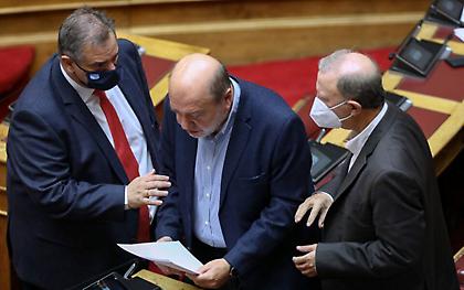 Βουλή: Ξαφνική αδιαθεσία για τον Τρύφωνα Αλεξιάδη - Κατέβηκε από το βήμα