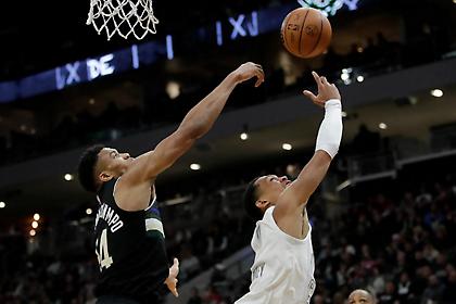 Παραμιλάει ξανά το NBA: Το απίστευτο μπλοκ του Γιάννη στον Μπέιζλι