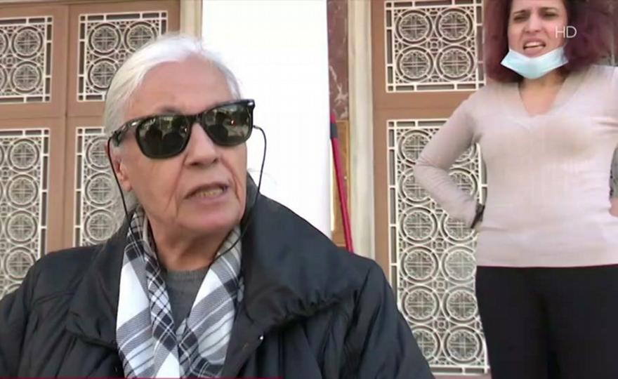 Σόου έξω από εκκλησία με νεωκόρο και αρνήτρια!