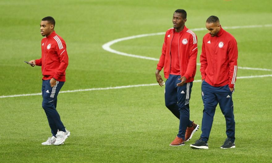 Η είσοδος των παικτών της ΑΕΚ και του Ολυμπιακού στον αγωνιστικό χώρο