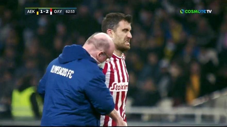 ΑΕΚ-Ολυμπιακός: Χτύπησε στο χέρι ο Παπασταθόπουλος