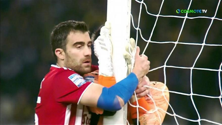 Ο Παπασταθόπουλος αγκάλιασε το… δοκάρι και τον Βάτσλικ στην τελευταία φάση του ντέρμπι!