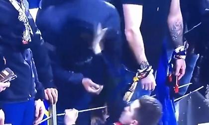 Οπαδός της Λιόν χαστούκισε τον «ένοχο» που πέταξε το μπουκάλι στον Παγιέ!