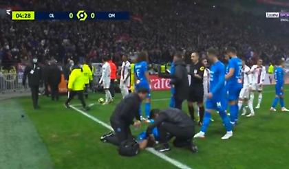 Δέχτηκε μπουκάλι στο κεφάλι ο Παγιέ, διακοπή στο Λιόν-Μαρσέιγ!