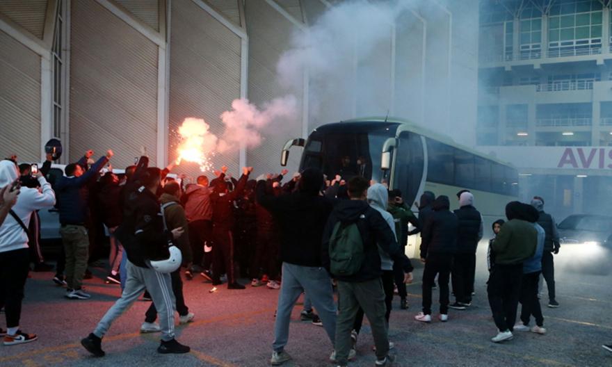 «Ντόπες» από τους φιλάθλους του Παναθηναϊκού πριν από το ντέρμπι