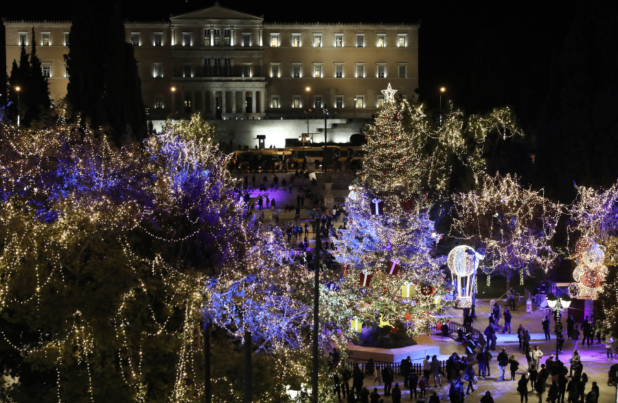Αθήνα: Φωταγωγήθηκε το χριστουγεννιάτικο δέντρο στην Αθήνα