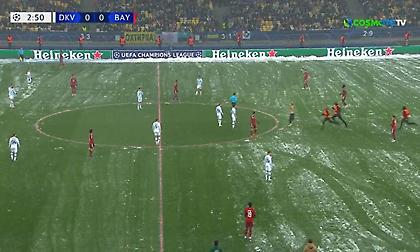 «Τρελός» οπαδός μπούκαρε ημίγυμνος στο Ντιναμό-Μπάγερν στο τσουχτερό Κίεβο!