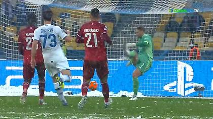 Τρελό τσαφ ο Νόιερ, στο δοκάρι της εστίας του η μπάλα!