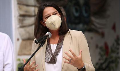 Κεραμέως: Καμία συζήτηση για κλείσιμο σχολείων-Τι θα γίνει με τους αρνητές γονείς