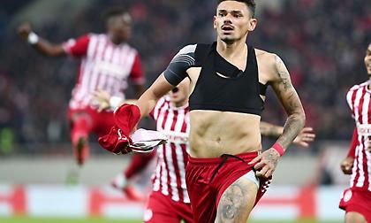 Έδειξε το λιοντάρι που έχει στο πόδι ο Τικίνιο μετά το γκολ!