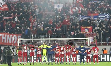 Αποθεώθηκαν από τον κόσμο της ομάδας οι παίκτες του Ολυμπιακού!