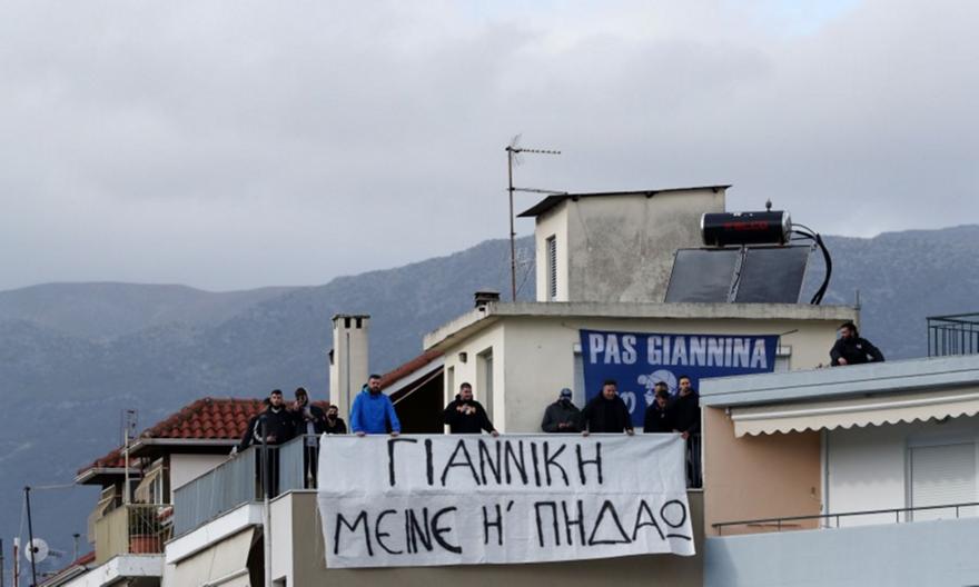 Επικό πανό οπαδών ΠΑΣ για Γιαννίκη: Δεν πηδάω, έχω Μεταξά