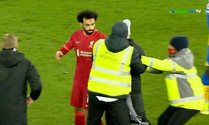 Φίλος της Λίβερπουλ μπούκαρε στο γήπεδο για μια σέλφι με τον Σαλάχ!