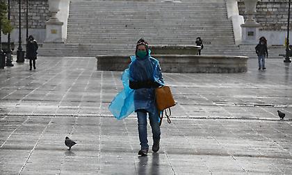 Ο καιρός αύριο: «Βουτιά» της θερμοκρασίας, βροχές και καταιγίδες έως το μεσημέρι