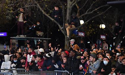 Χαμός στο Παρίσι για τη «Χρυσή Μπάλα», ο κόσμος έχει σκαρφαλώσει στα δέντρα!