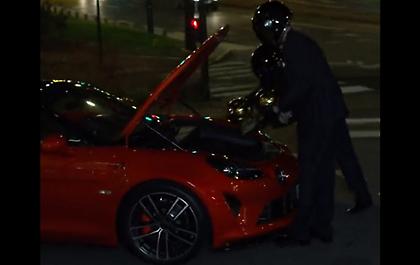 Απίθανο βίντεο με… κρανοφόρους να βάζουν τη «Χρυσή Μπάλα» σε super car!