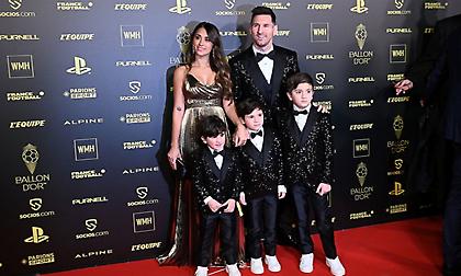 Χρυσή Μπάλα: Έφτασε ο Μέσι φορώντας κοστούμι με… στρας, όπως και τα παιδιά του!