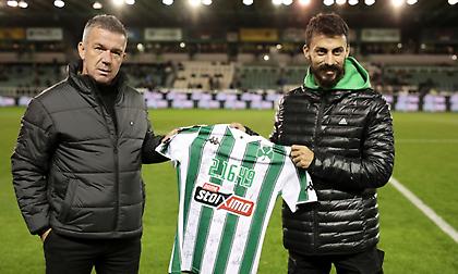 Ο Κώστας Γκελαούζος βραβεύτηκε από την ΠΑΕ Παναθηναϊκός για την επίδοση ρεκόρ στον Μαραθώνιο