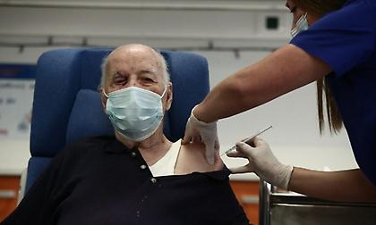Χαμός μετά τις ανακοινώσεις: 10.000 ραντεβού εμβολιασμού από πολίτες άνω των 60!