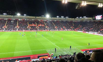 Καθυστέρησε η σέντρα στο β’ μέρος του Σαουθάμπτον-Λέστερ: Νέο επείγον περιστατικό με οπαδό!