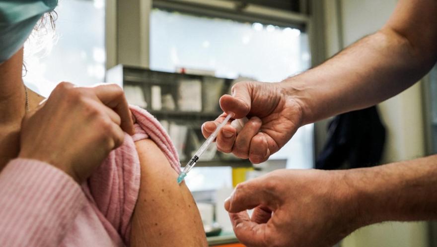 Ιταλία: Άνδρας πήγε να εμβολιαστεί με ψεύτικο χέρι
