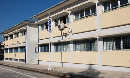 Σοκ σε ΕΠΑΛ της Αττικής: Καθηγητής χτύπησε μαθήτρια σε τάξη, οι συμμαθητές της έσπασαν το αμάξι του