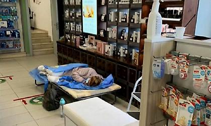 Κατέρρευσε σε φαρμακείο 74χρονη με κορωνοϊό-Έκανε 4 ώρες να έρθει το ΕΚΑΒ