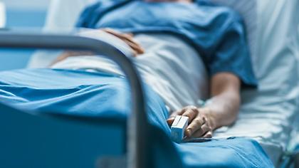Συγκλονίζει νοσηλεύτρια: Μου ζήτησε να πω τραγούδι στη γυναίκα του λίγο πριν «φύγουν» και οι δυο