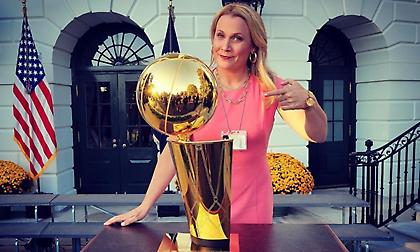 Λίζα Μπάινγκντον: Η αποκλειστική σπίκερ των Μπακς γράφει ιστορία στο ΝΒΑ!